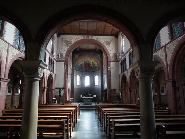 St. Josefkirche Verden Blick in das Kircheninnere der St. Josefkirche in Verden mit Bankreihen und kunstvollem Altarfresko.
