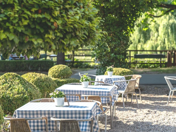 Terrasse direkt am Mühlenteich im Hotel zur Kloster-Mühle Terrasse direkt am Mühlenteich im Hotel zur Kloster-Mühle