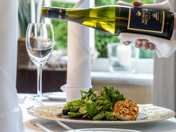 Gehobenes Ambiente im Restaurant Zur Kloster-Mühle Gehobenes Ambiente im Restaurant Zur Kloster-MühleUpscale ambience in the Zur Kloster-Mühle restaurantEksklusiv atmosfære i restauranten Zur Kloster-MühleUpscale sfeer in restaurant Zur Kloster-Mühle