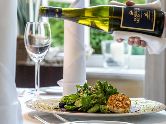 Gehobenes Ambiente im Restaurant Zur Kloster-Mühle Gehobenes Ambiente im Restaurant Zur Kloster-MühleUpscale ambience in the Zur Kloster-Mühle restaurantEksklusiv atmosfære i restauranten Zur Kloster-MühleUpscale sfeer in restaurant Zur Kloster-Mühle