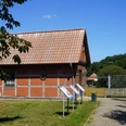 Storchenpflegestation Verden Storchenpflegestation in Verden mit Fachwerkgebäude, Infotafeln und grünem Umfeld unter blauem Himmel.