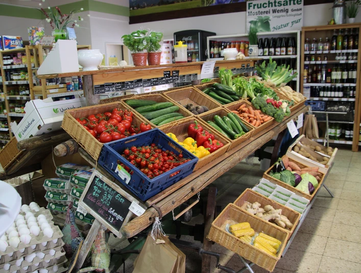 Dorfladen Farchant (c) Michael Stephan Eier, verschiedenes Gemüse in Körben, im Hintergrund verschieden Getränke