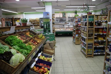 Dorfladen Farchant (c) Michael Stephan im Laden verschiedene Salatsorten, Obst in Körben, gegenüber sonstige Lebensmittel, in Hintergrund eine Käsetheke