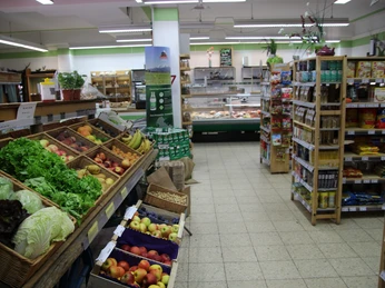 Dorfladen Farchant (c) Michael Stephan im Laden verschiedene Salatsorten, Obst in Körben, gegenüber sonstige Lebensmittel, in Hintergrund eine Käsetheke