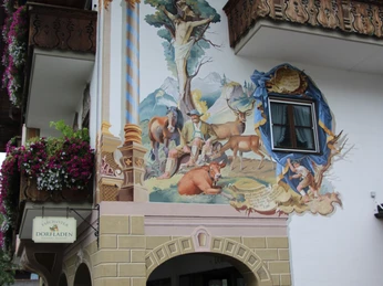 Farchant (c) Michael Stephan Dorfladen Aussenansicht mit Torbogen und Lüftlmalerei am Haus