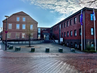 Rathaus Pewsum Frontansicht des Rathauses in Pewsum, bestehend aus einem Alt- und einem Neubau aus Backstein.