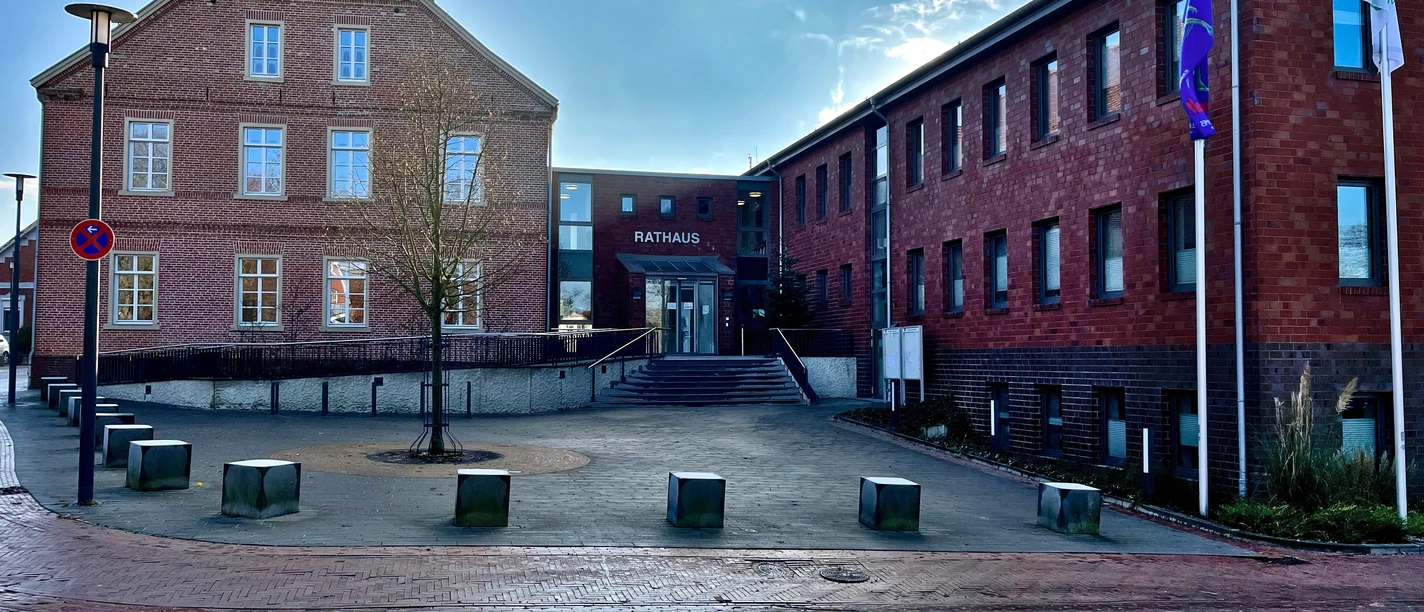 Rathaus Pewsum Frontansicht des Rathauses in Pewsum, bestehend aus einem Alt- und einem Neubau aus Backstein.