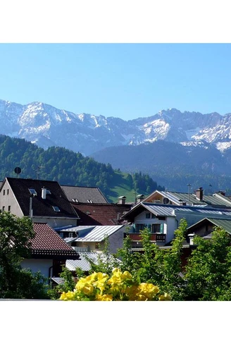 Aussicht über Alt-Partenkirchen zum Wetterstein