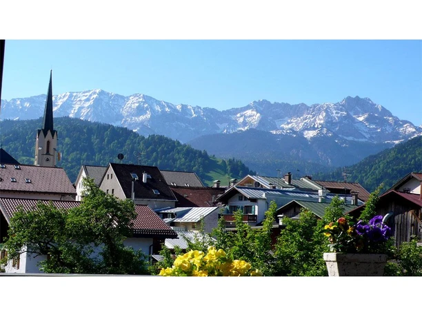 Aussicht über Alt-Partenkirchen zum Wetterstein