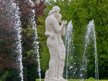 Stadtpark mit Skulpturengruppe "Genesung"