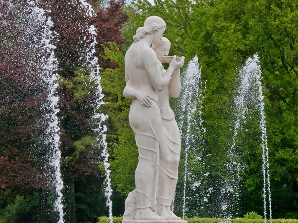 Stadtpark mit Skulpturengruppe "Genesung"