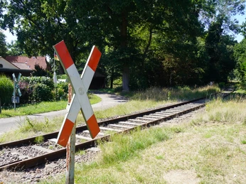 Kleinbahnstrecke Verden-Stemmen Eine alte Kleinbahnstrecke führt entlang eines sonnigen Pfads durch einen Wald in Verden-Stemmen.An old small railway line runs along a sunny path through a forest in Verden-Stemmen.En gammel lille jernbanelinje løber langs en solrig sti gennem en skov i Verden-Stemmen.Een oude kleine spoorlijn loopt over een zonnig pad door een bos in Verden-Stemmen.