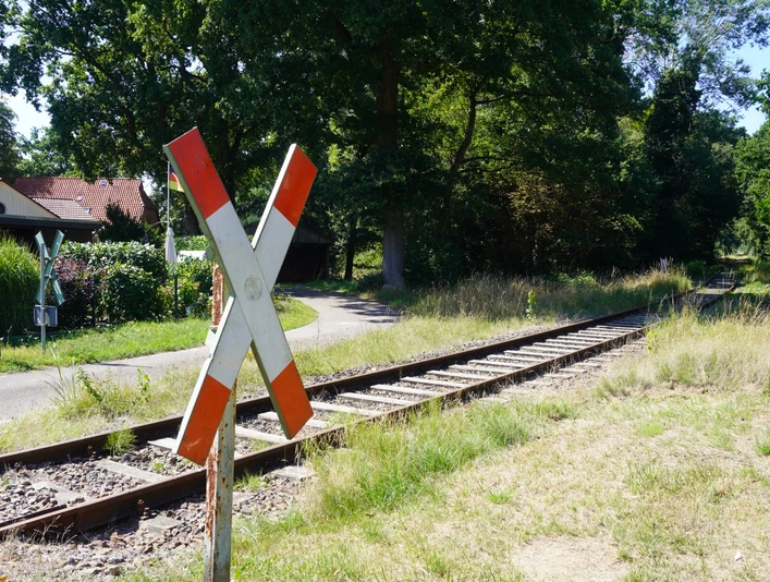 Kleinbahnstrecke Verden-Stemmen Eine alte Kleinbahnstrecke führt entlang eines sonnigen Pfads durch einen Wald in Verden-Stemmen.An old small railway line runs along a sunny path through a forest in Verden-Stemmen.En gammel lille jernbanelinje løber langs en solrig sti gennem en skov i Verden-Stemmen.Een oude kleine spoorlijn loopt over een zonnig pad door een bos in Verden-Stemmen.