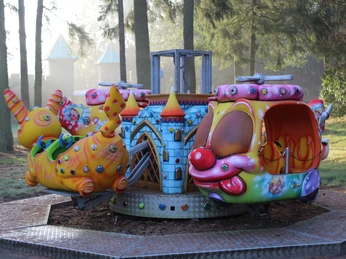 Magic Park Verden Ein farbenfrohes Karussell mit kindgerechten Tierfiguren steht im schattigen Wald des Magic Park Verden.A colorful carousel with child-friendly animal figures stands in the shady forest of Magic Park Verden.En farverig karrusel med børnevenlige dyrefigurer står i den skyggefulde skov i Magic Park Verden.Een kleurrijke draaimolen met kindvriendelijke dierfiguren staat in het schaduwrijke bos van Magic Park Verden.