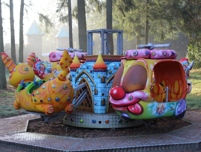 Magic Park Verden Ein farbenfrohes Karussell mit kindgerechten Tierfiguren steht im schattigen Wald des Magic Park Verden.A colorful carousel with child-friendly animal figures stands in the shady forest of Magic Park Verden.En farverig karrusel med børnevenlige dyrefigurer står i den skyggefulde skov i Magic Park Verden.Een kleurrijke draaimolen met kindvriendelijke dierfiguren staat in het schaduwrijke bos van Magic Park Verden.