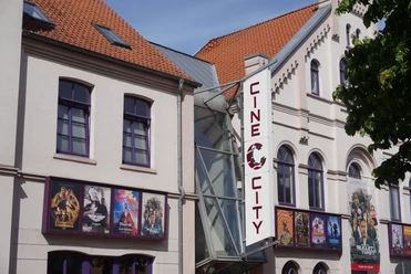 Kino Verden Cine City Verden mit auffälliger Fassade und Kinoplakaten, ein zentraler Ort für Filmerlebnisse.