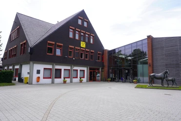 Veranstaltungsgebäude in Verden, Niedersachsen; moderner Glasbau mit angrenzendem Fachwerkstil.