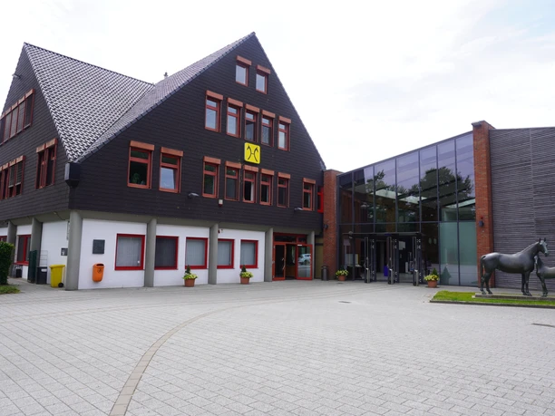 Niedersachsenhalle Verden Veranstaltungsgebäude in Verden, Niedersachsen; moderner Glasbau mit angrenzendem Fachwerkstil.