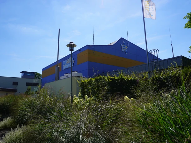 Verwell Verden Ein modernes Freizeit- und Erlebnisbad mit markanten blauen und gelben Architekturelementen.