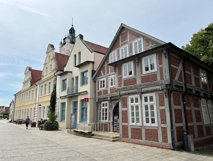 Tourist-Info Verden Historische, farbenfrohe Fassaden säumen eine ruhige Straße in Verden, darunter die Tourist-Info.Historic, colorful facades line a quiet street in Verden, including the tourist information office.Historiske, farverige facader ligger langs en stille gade i Verden, heriblandt turistinformationen.Historische, kleurrijke gevels langs een rustige straat in Verden, waaronder het VVV-kantoor.