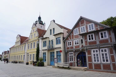 Tourist-Info Verden Eine historische Häuserzeile in Verden präsentiert farbenfrohe Fassaden und traditionelle Architektur.