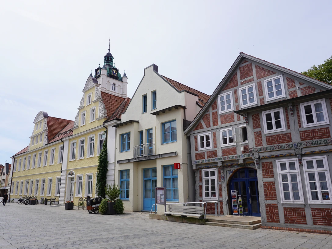 Tourist-Info Verden Eine historische Häuserzeile in Verden präsentiert farbenfrohe Fassaden und traditionelle Architektur.A historic row of houses in Verden presents colorful facades and traditional architecture.En historisk husrække i Verden byder på farverige facader og traditionel arkitektur.Een historische huizenrij in Verden presenteert kleurrijke gevels en traditionele architectuur.