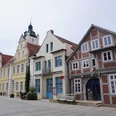 Tourist-Info Verden Eine historische Häuserzeile in Verden präsentiert farbenfrohe Fassaden und traditionelle Architektur.A historic row of houses in Verden presents colorful facades and traditional architecture.En historisk husrække i Verden byder på farverige facader og traditionel arkitektur.Een historische huizenrij in Verden presenteert kleurrijke gevels en traditionele architectuur.