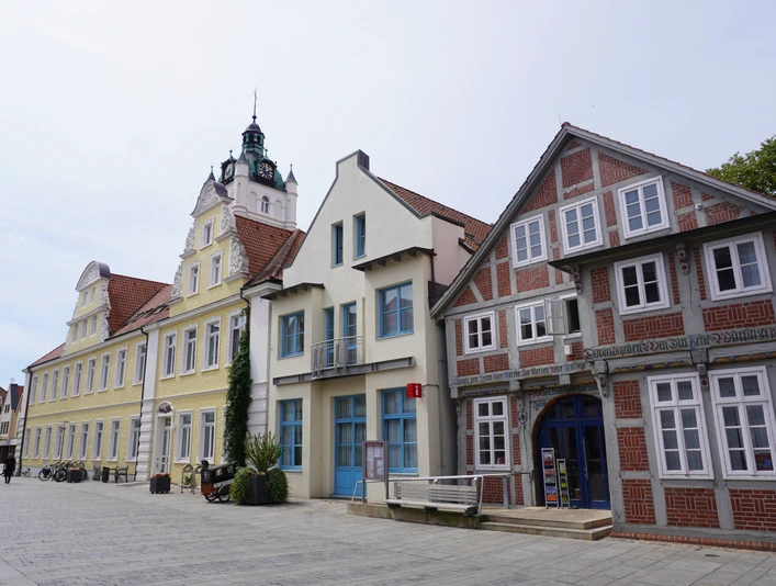 Tourist-Info Verden Eine historische Häuserzeile in Verden präsentiert farbenfrohe Fassaden und traditionelle Architektur.A historic row of houses in Verden presents colorful facades and traditional architecture.En historisk husrække i Verden byder på farverige facader og traditionel arkitektur.Een historische huizenrij in Verden presenteert kleurrijke gevels en traditionele architectuur.