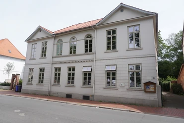 Ehem. Wohnhaus Anita Augspurg Verden Ehemaliges Wohnhaus von Anita Augspurg in Verden, ein zweistöckiges Gebäude mit hellem Anstrich.