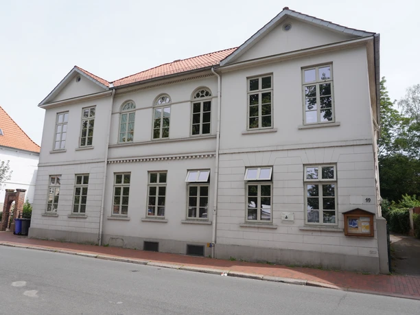 Ehem. Wohnhaus Anita Augspurg Verden Ehemaliges Wohnhaus von Anita Augspurg in Verden, ein zweistöckiges Gebäude mit hellem Anstrich.