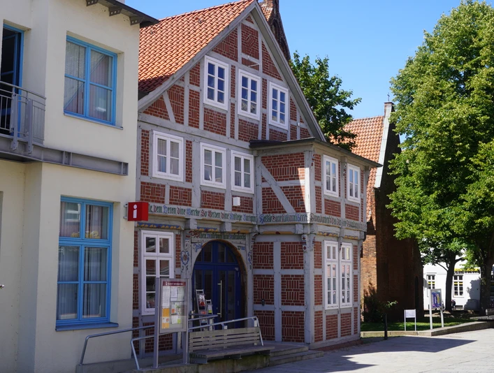 Tourist-Information Verden Historisches Gebäude mit Fachwerk, umgeben von Bäumen, beherbergt die Tourist-Information Verden.The Verden Tourist Information Office is housed in a historic half-timbered building surrounded by trees.Verden Tourist Information Centre har til huse i en historisk bindingsværksbygning omgivet af træer.Het Verden Tourist Information Centre is gevestigd in een historisch vakwerkgebouw omringd door bomen.