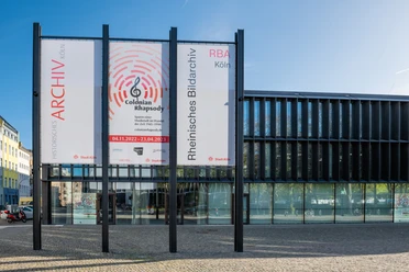 Historisches Archiv der Stadt Köln mit Rheinischem Bildarchiv Historisches Archiv der Stadt Köln mit angrenzendem Rheinischen Bildarchiv; moderne Glasfronten und Plakate.