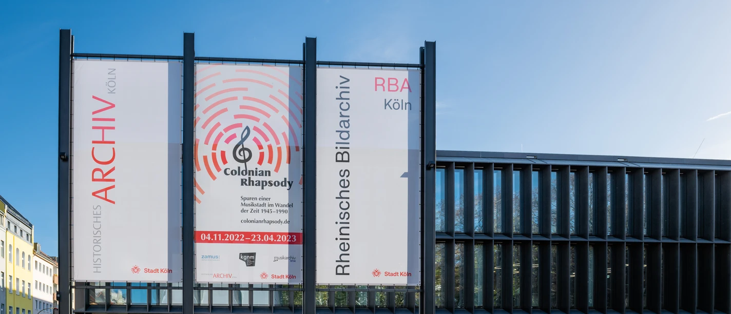 Historisches Archiv der Stadt Köln mit Rheinischem Bildarchiv Historisches Archiv der Stadt Köln mit angrenzendem Rheinischen Bildarchiv; moderne Glasfronten und Plakate.