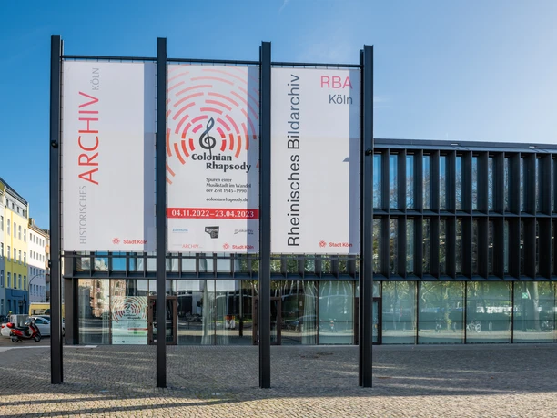 Historisches Archiv der Stadt Köln mit Rheinischem Bildarchiv Historisches Archiv der Stadt Köln mit angrenzendem Rheinischen Bildarchiv; moderne Glasfronten und Plakate.