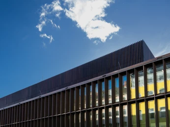 Historical Archive of the City of Cologne with Rhenish Image Archive Modernes Gebäude mit blauen Spiegelglas-Fenstern unter klarem Himmel mit vereinzelten Wolken.Modern building with blue mirror glass windows under a clear sky with scattered clouds.