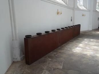 Skulptur Das letzte Abendmahl Verden Stählerne Skulptur in einer Kirchenhalle mit runden Schalen oben, inspiriert von "Das letzte Abendmahl".