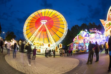 Riesenrad auf dem Katharinenmarkt Riesenrad erstrahlt in bunten Lichtern bei Nacht auf dem Katharinenmarkt, umgeben von Besuchern.