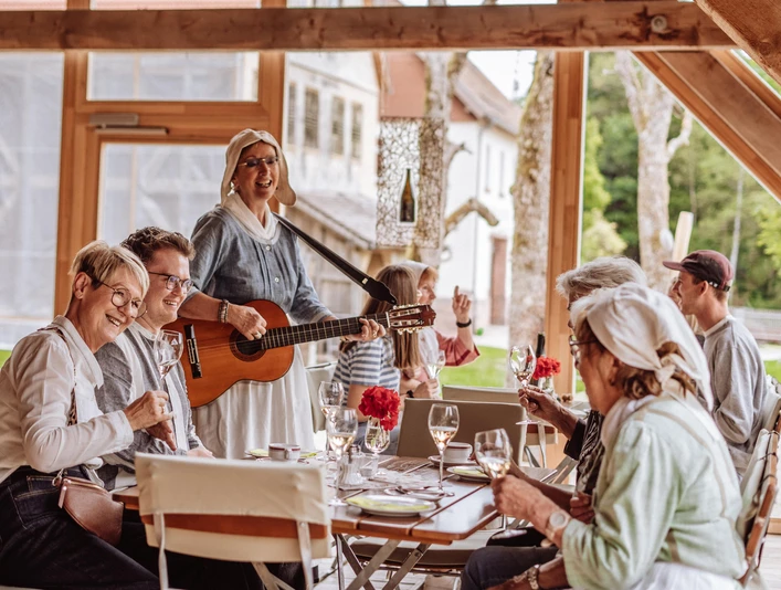 Unterhaltungsprogramm mit Verköstigung