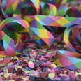 Karneval in Bad Driburg Bunte Papierschlangen und Konfetti in leuchtenden Farben symbolisieren die fröhliche Karnevalszeit.