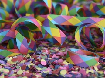 Karneval in Bad Driburg Bunte Papierschlangen und Konfetti in leuchtenden Farben symbolisieren die fröhliche Karnevalszeit.