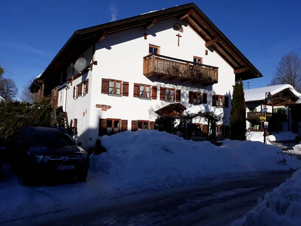 Hausansicht im Winter