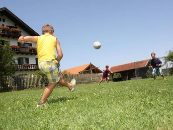 Großer Fußballplatz mit 2 Toren