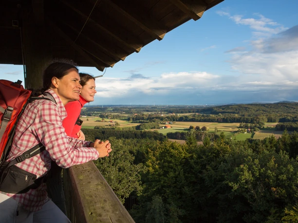 Aussicht auf den Beutling Zwei Frauen genießen eine weite Aussicht von einem hölzernen Aussichtspunkt über grüne Felder.