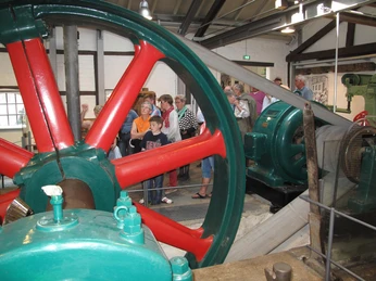 Besucher an der Dampfmaschine