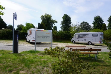 Wohnmobilstellplatz in Verden, umgeben von Bäumen, bietet Stellplätze und eine ruhige Atmosphäre.