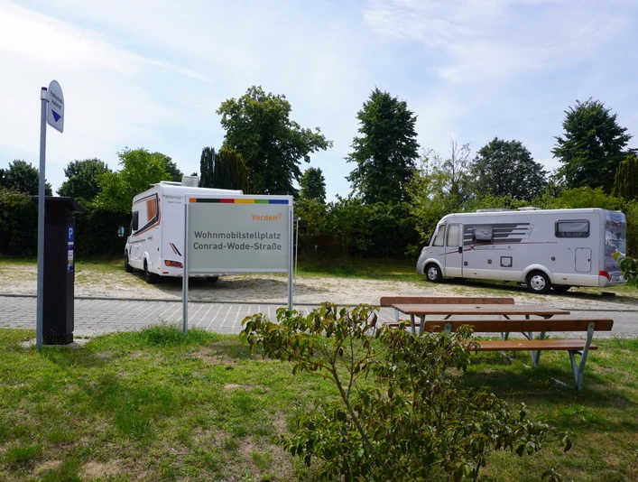 Wohnmobilstellplatz Verden Wohnmobilstellplatz in Verden, umgeben von Bäumen, bietet Stellplätze und eine ruhige Atmosphäre.