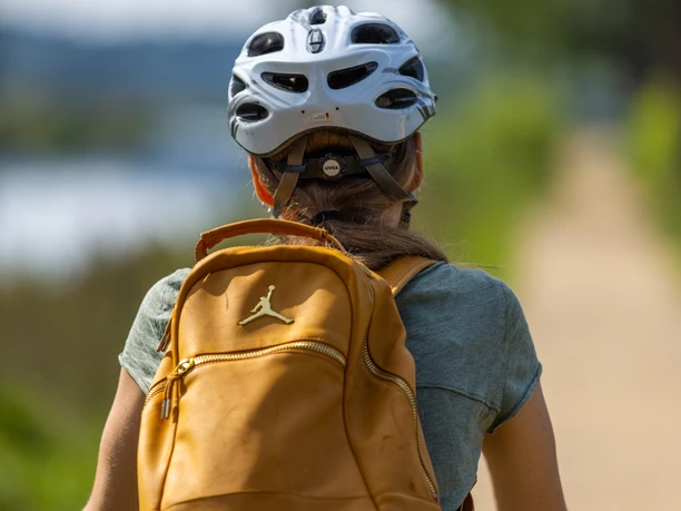 Radfaherin von hinten fotografiert. Sie ist auf der Alten Salzstraße unterwegs.