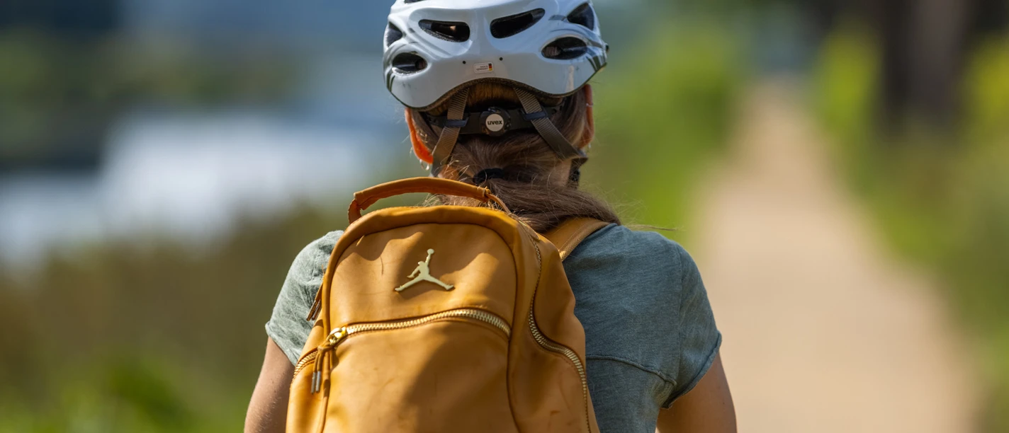 Rad fahren Nahaufnahme Radfaherin von hinten fotografiert. Sie ist auf der Alten Salzstraße unterwegs.