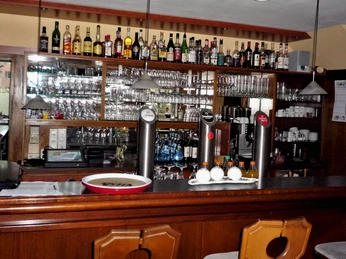 Der Tresen im Tarmstedter Hof Der Tresen im Tarmstedter HofThe bar in the Tarmstedter HofBaren i Tarmstedter HofDe bar in het Tarmstedter Hof