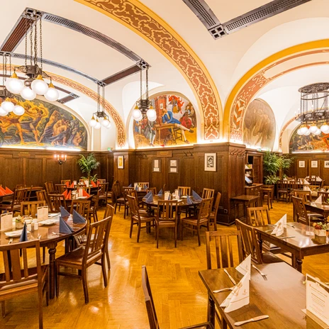 Widok na salę restauracyjną „Großer Keller" w Auerbachs Keller w Lipsku, gastronomia, kulinaria